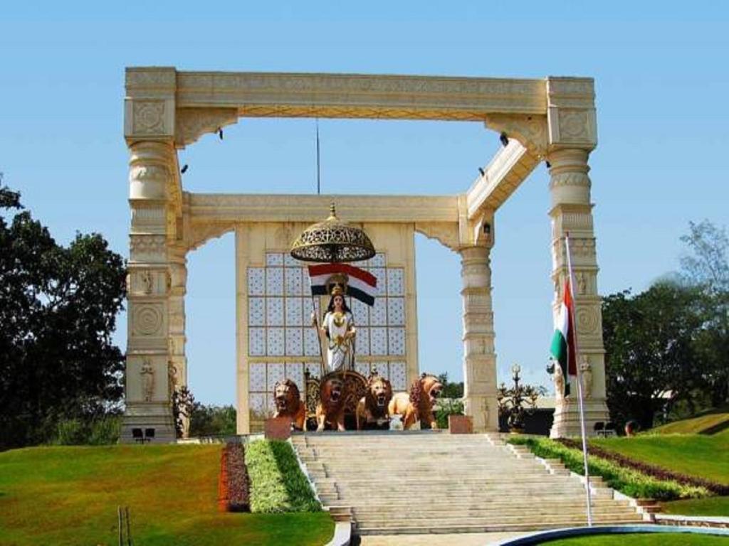 Aamby Valley City Lonavala Eksteriør bilde The statue of King Hussein
