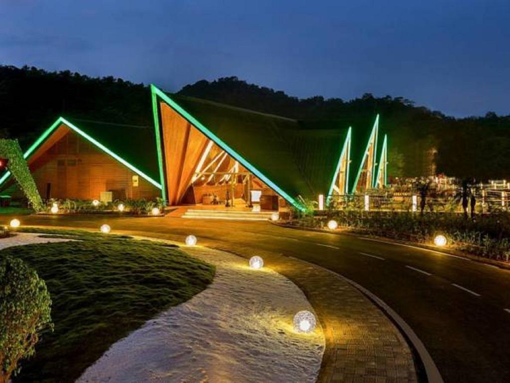 Aamby Valley City Lonavala Eksteriør bilde The resort at night