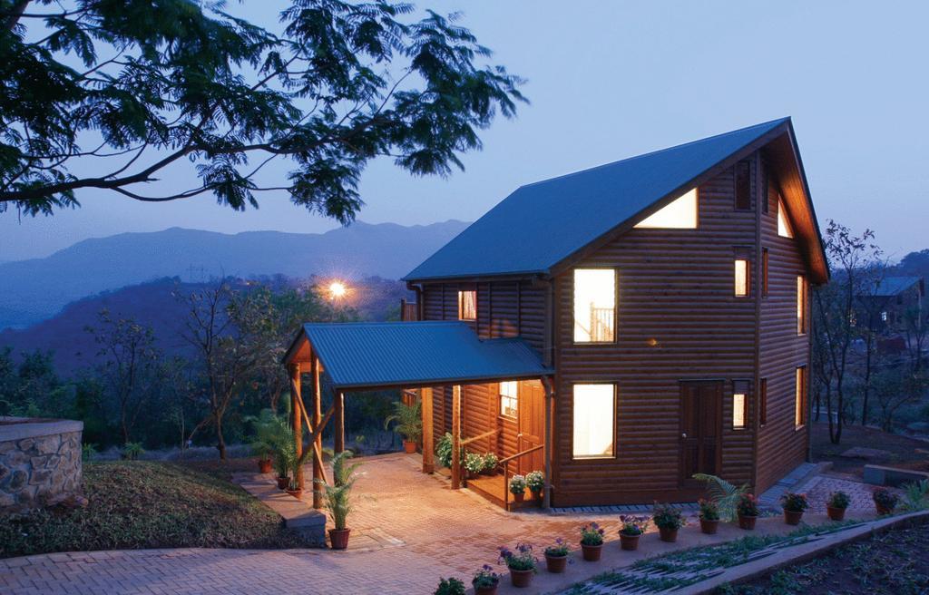 Aamby Valley City Lonavala Eksteriør bilde A log cabin in the resort