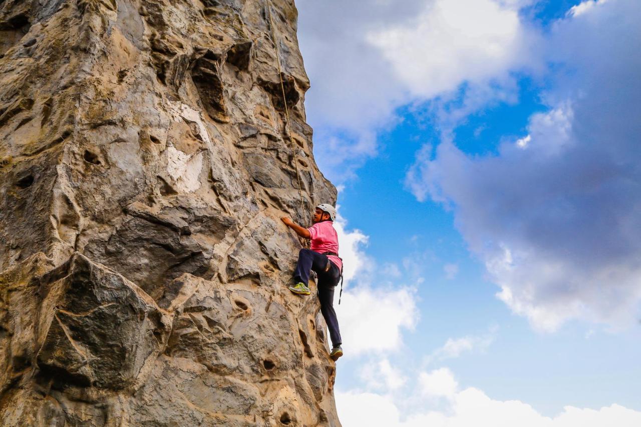 Aamby Valley City Lonavala Eksteriør bilde Rock climbing in the Sierra de Guadarrama