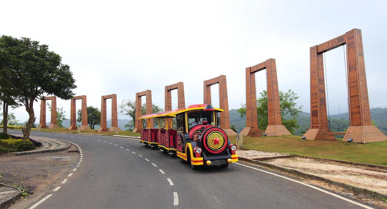 Aamby Valley City Lonavala Eksteriør bilde The train at the park