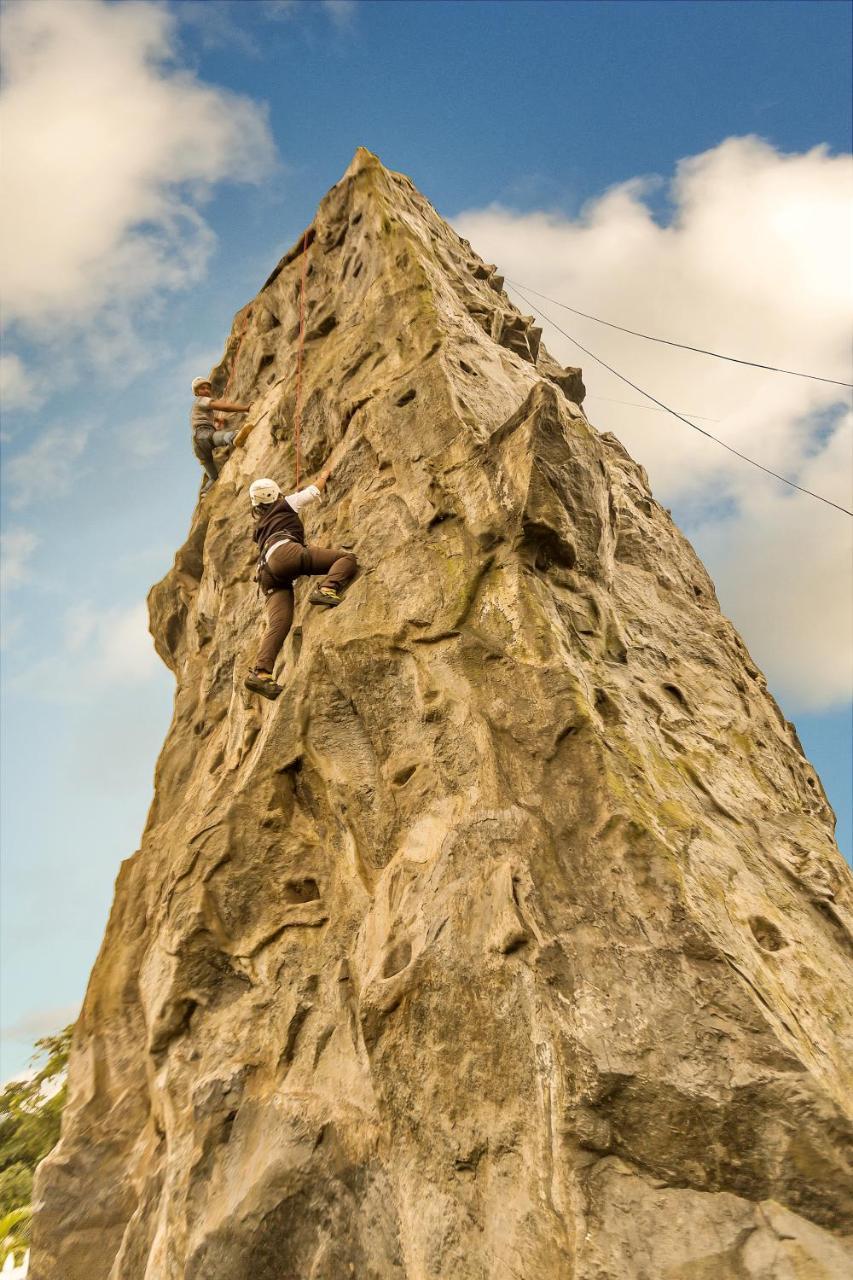 Aamby Valley City Lonavala Eksteriør bilde Climber on the Needle