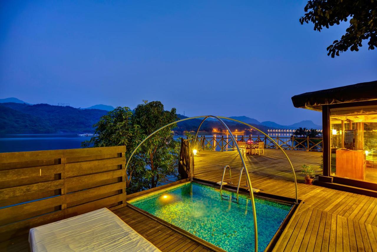 Aamby Valley City Lonavala Rom bilde The swimming pool at the hotel
